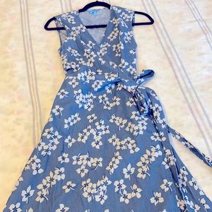 Size 4 denim floral wrap dress w/ pockets